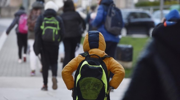 Objavljeno koliko je učenika i učitelja zaraženo koronom