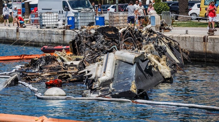 FOTO Jahta koja je izgorjela u Makarskoj mora uskoro biti izvađena. Ovako izgleda