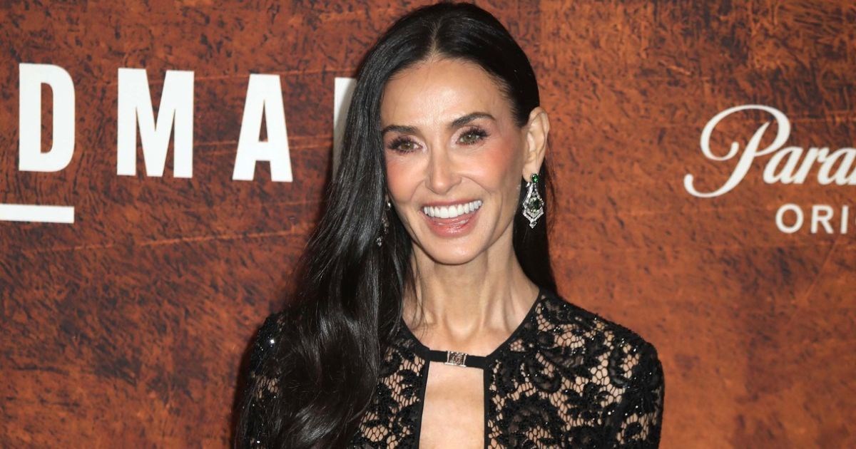 Demi Moore proslavila 63. rođendan na premijeri serije, oduševila prozirnom haljinom
