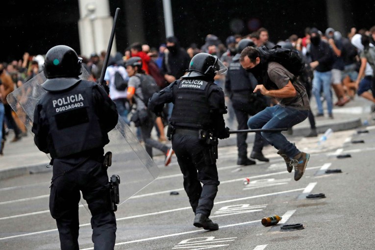 Masovni prosvjedi i neredi u Kataloniji zbog presude španjolskog suda