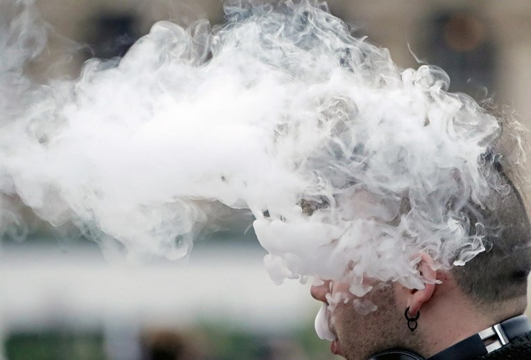 Hrvatska zabranjuje e-cigarete u zatvorenom. Zabranjuje se i da imaju arome