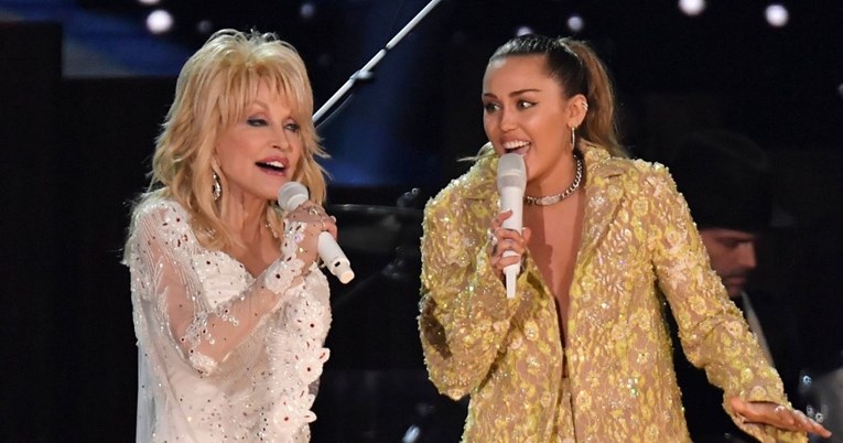 Pjesma Miley Cyrus i Dolly Parton izbačena sa školskog koncerta jer je "kontroverzna"