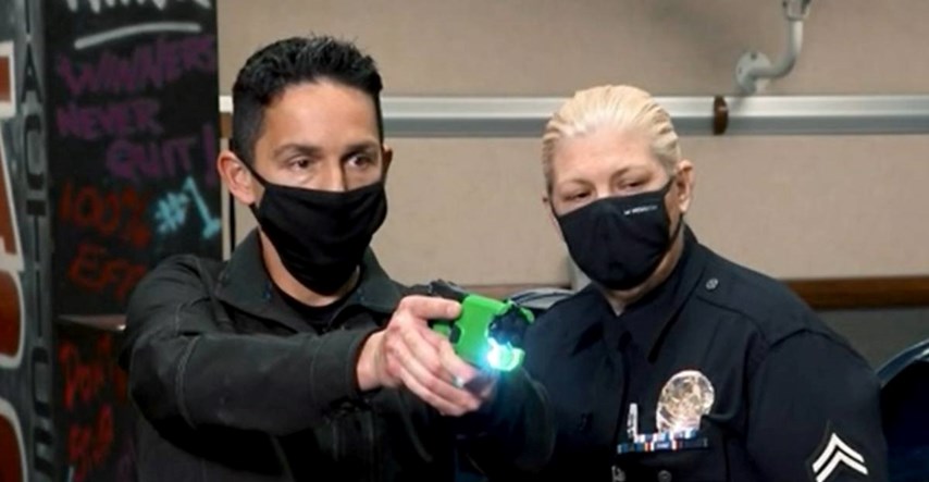 CNN na obuci: Kako policija može zabunom upotrijebiti elektrošoker umjesto pištolja?