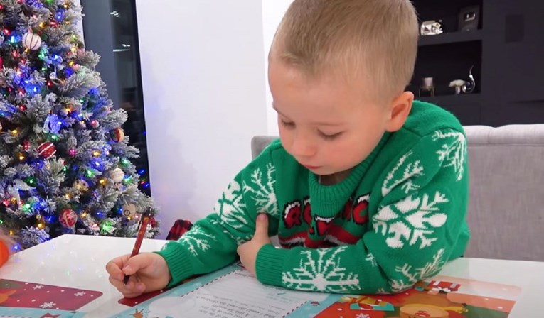 Otvorio pismo sinčića za Djeda Božićnjaka, rasplakao se kad je pročitao njegovu želju