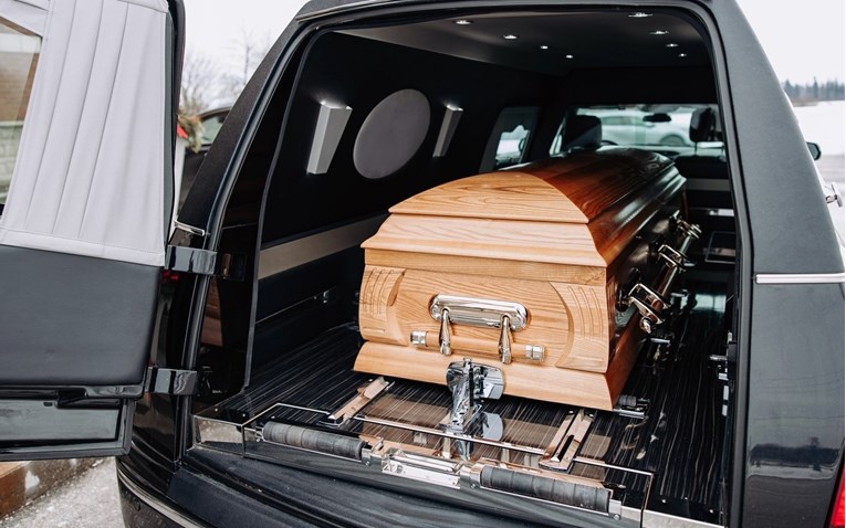 Ženu u Češkoj proglasili mrtvom, ona otvorila oči dok su je stavljali u lijes