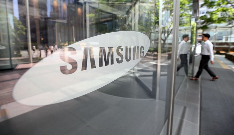 Dobit Samsunga pala više od 50 posto