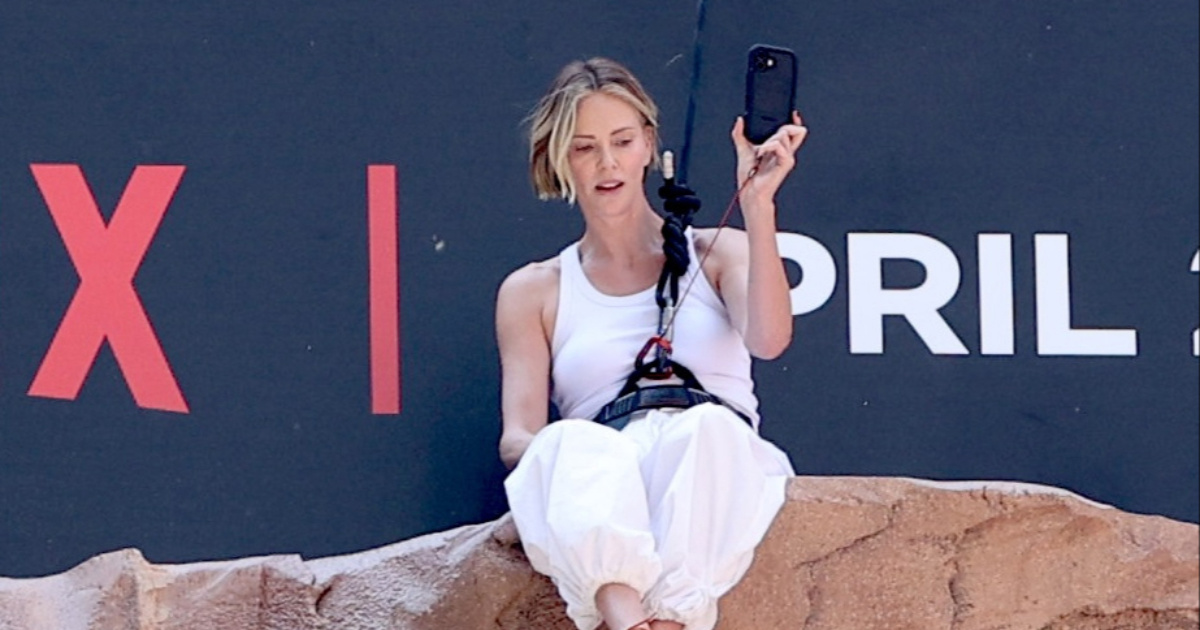 Charlize Theron popela se na billboard na Times Squareu