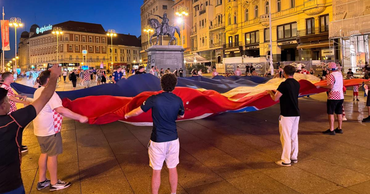 Na Trgu bana Jelačića razvijena ogromna hrvatska zastava uoči utakmice
