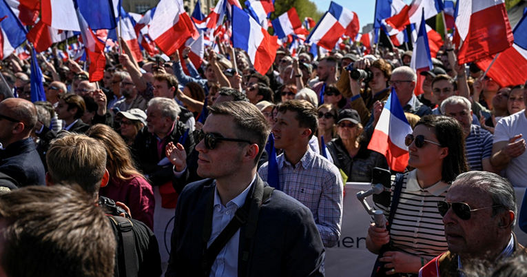 Le Pen i dalje vodi u anketama. Tisuće njezinih pristaša okupile su se u Parizu