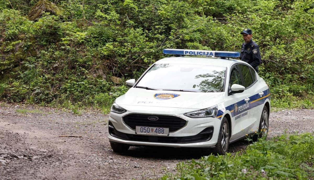 Gruzijac krijumčario strance. Bježao s autoceste, autom probio rampu