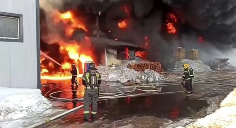 VIDEO Gori skladište kod Moskve. Vatra se proširila na zgradu