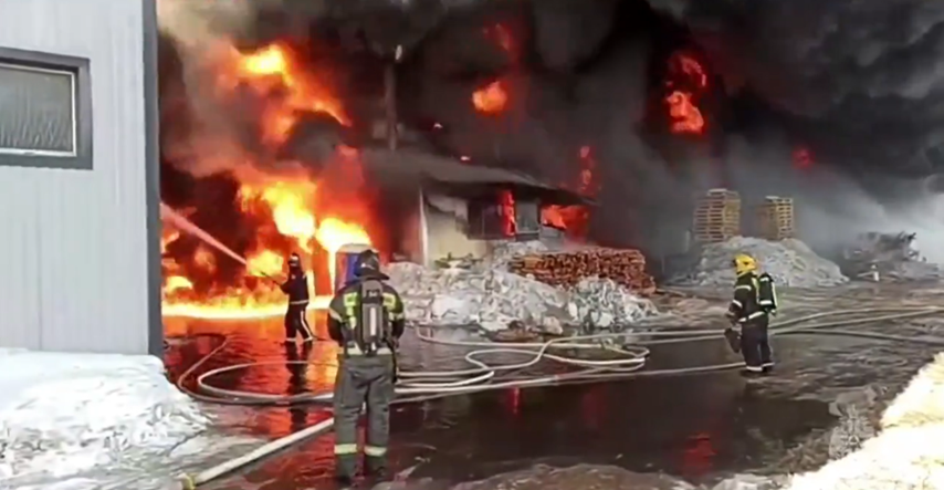 VIDEO Velik požar kod Moskve. Vatra se sa skladišta proširila na zgradu