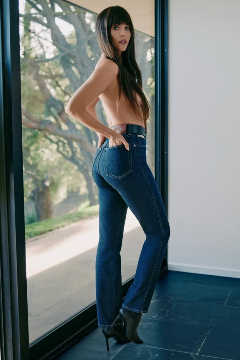 Dakota Johnson gotovo ništa ne ostavlja mašti u novoj kampanji za Calvin Klein