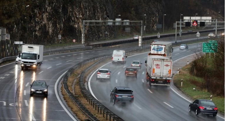 Vozači, oprez. Ceste su skliske, magla smanjuje vidljivost