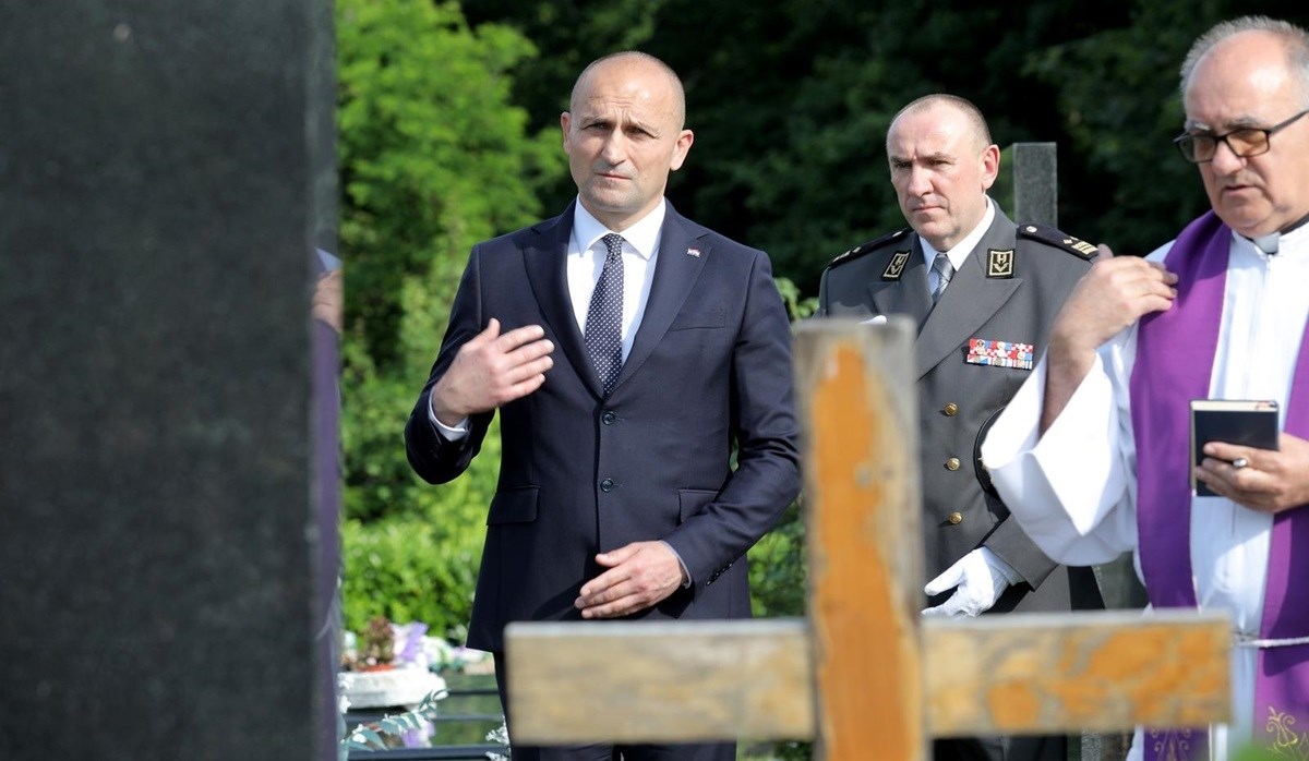 Anušić na Mirogoju položio vijence povodom Dana Hrvatske vojske