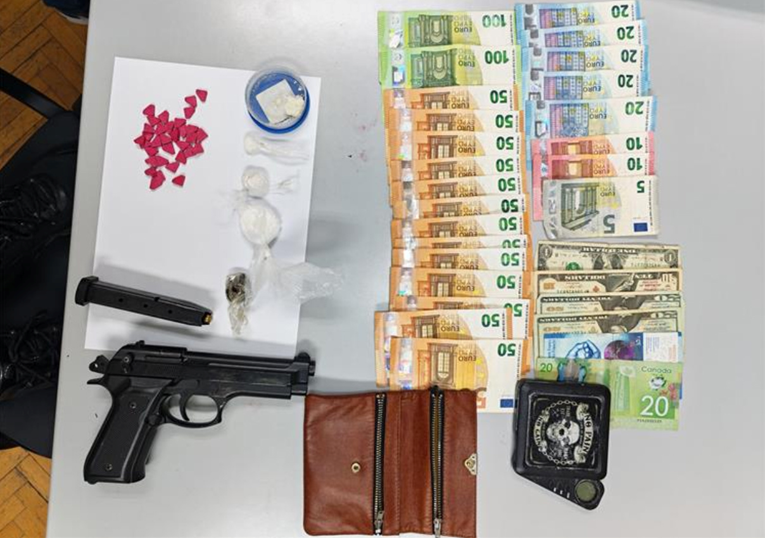 Bjegunac s tjeralice uhićen u stanu s drogom i pištoljem. Uhićena mu i partnerica