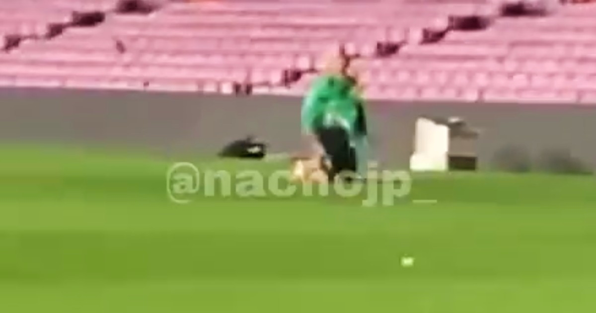 VIDEO Svi su otišli, a onda je zvijezda Barce na koljenima prepuzala teren. Evo zašto