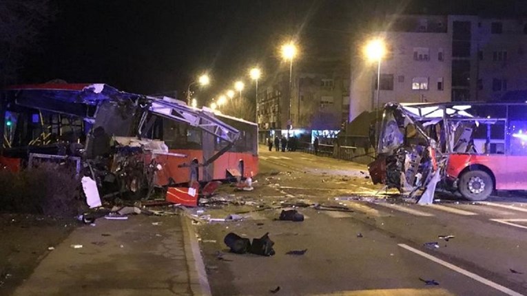 Nesreća u Srbiji: Smrskani auto i dva busa, vozač mrtav, krivac bježao