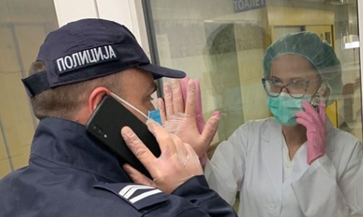 Fotka iz Srbije tjera suze na oči: Policajac se oprašta od supruge medicinske sestre