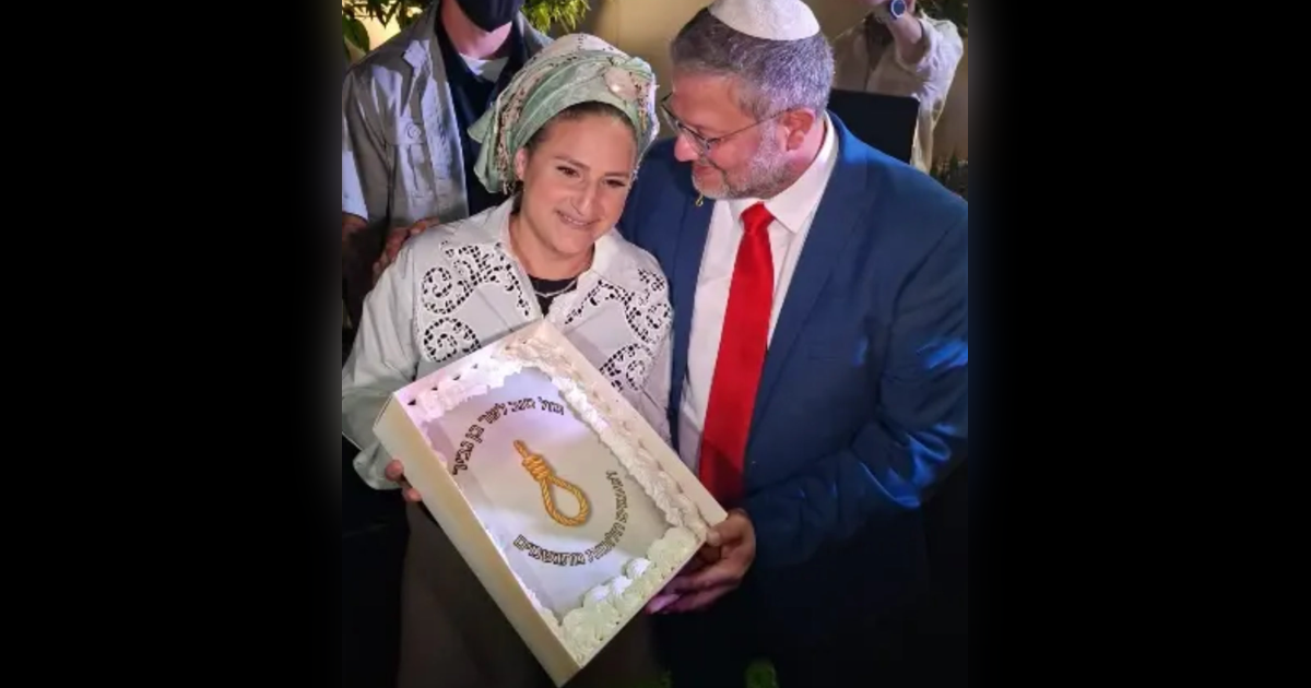 Supruga izraelskom ministru poklonila rođendansku tortu sa zlatnom omčom