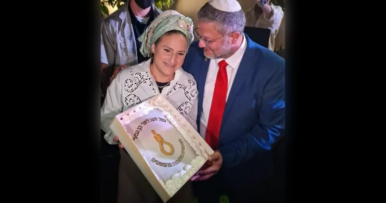 Supruga izraelskom ministru poklonila rođendansku tortu sa zlatnom omčom