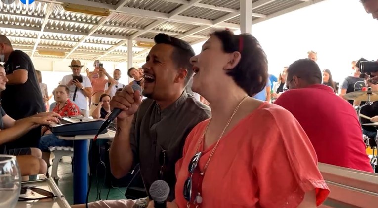 VIDEO Hrvatski glazbenici na trajektu za Velu Luku održali koncert u čast Oliveru