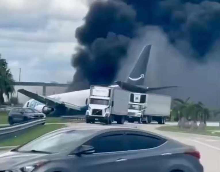 Boeing izletio s piste u Miamiju, zabio se u vozila i zapalio. Šire se snimke