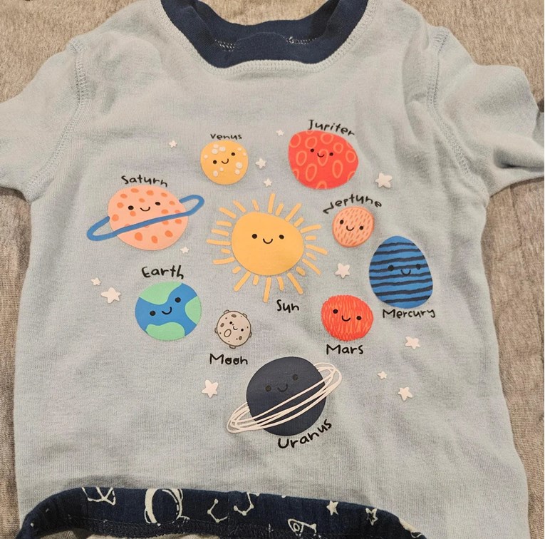 Dječja pidžama s planetima hit je na internetu. Vidite li greške?