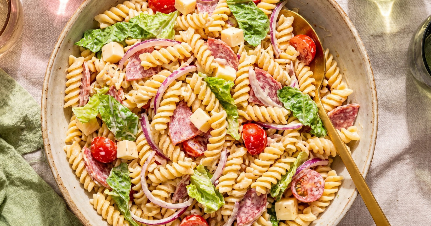 Brza i jednostavna salata s tjesteninom i povrćem, idealna za ove vrućine