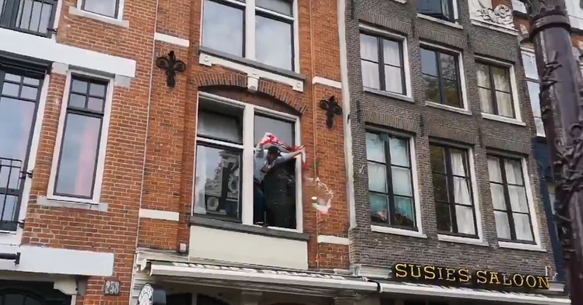 VIDEO Navijač Ajaxa provocirao simpatizere Chelseaja, oni ga gađali pivom