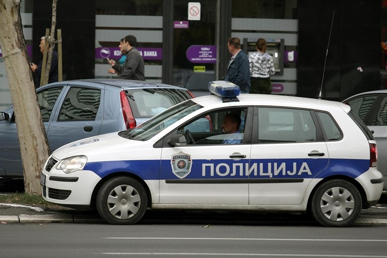 Uhićena tri tinejdžera u Srbiji. Objavili slike oružja, napisali da ga nose u školu