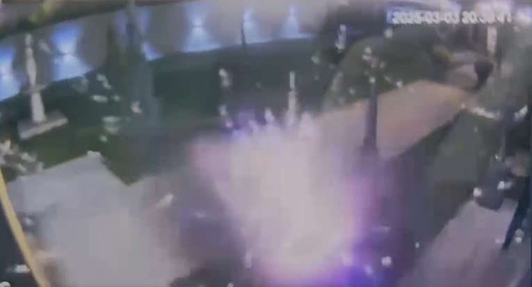VIDEO Ovo je trenutak eksplozije petarde pred kućom Andyja Bare