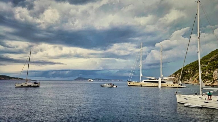 Tri havarije u jednoj večeri. Vatrogasci spasili 16 osoba s plovila oko Visa