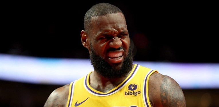 LeBron i Lakersi morali bježati iz dvorane jer se par žestoko posvađao u WC-u
