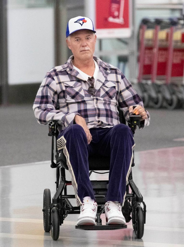 Eric Dane snimljen u invalidskim kolicima na aerodromu, bolest brzo napreduje