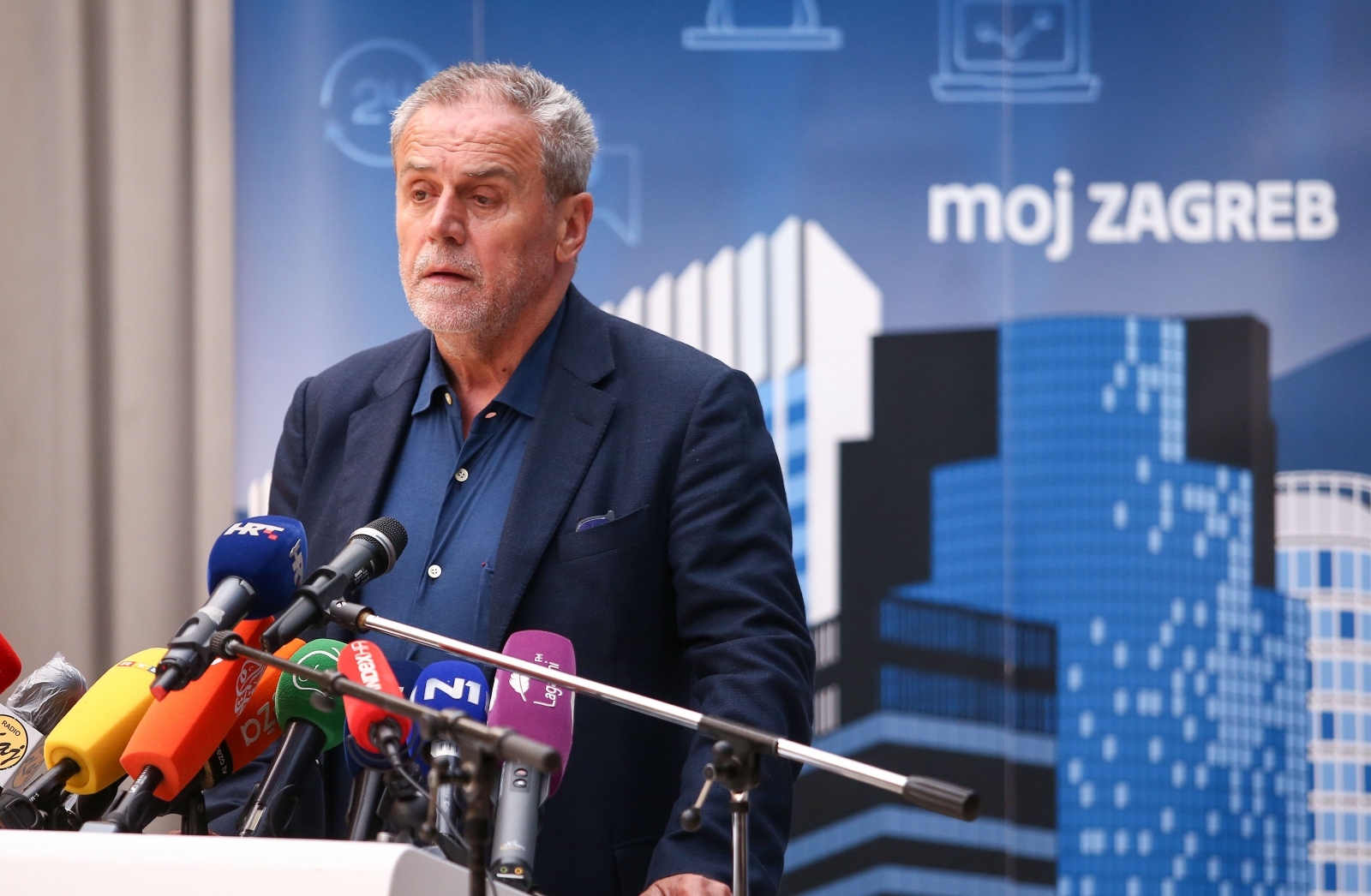Bandić držao presicu o koroni u Zagrebu, usporedio se s Isusom i svađao s novinarima