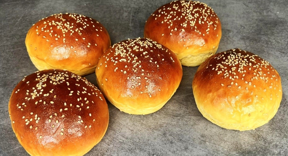 Imamo recept za slatka i meka brioche burger peciva, bolja od onih u restoranima