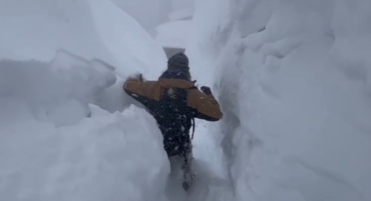 VIDEO Ovako izgleda izlazak iz kuće u Kaliforniji. Palo više od 3 metra snijega