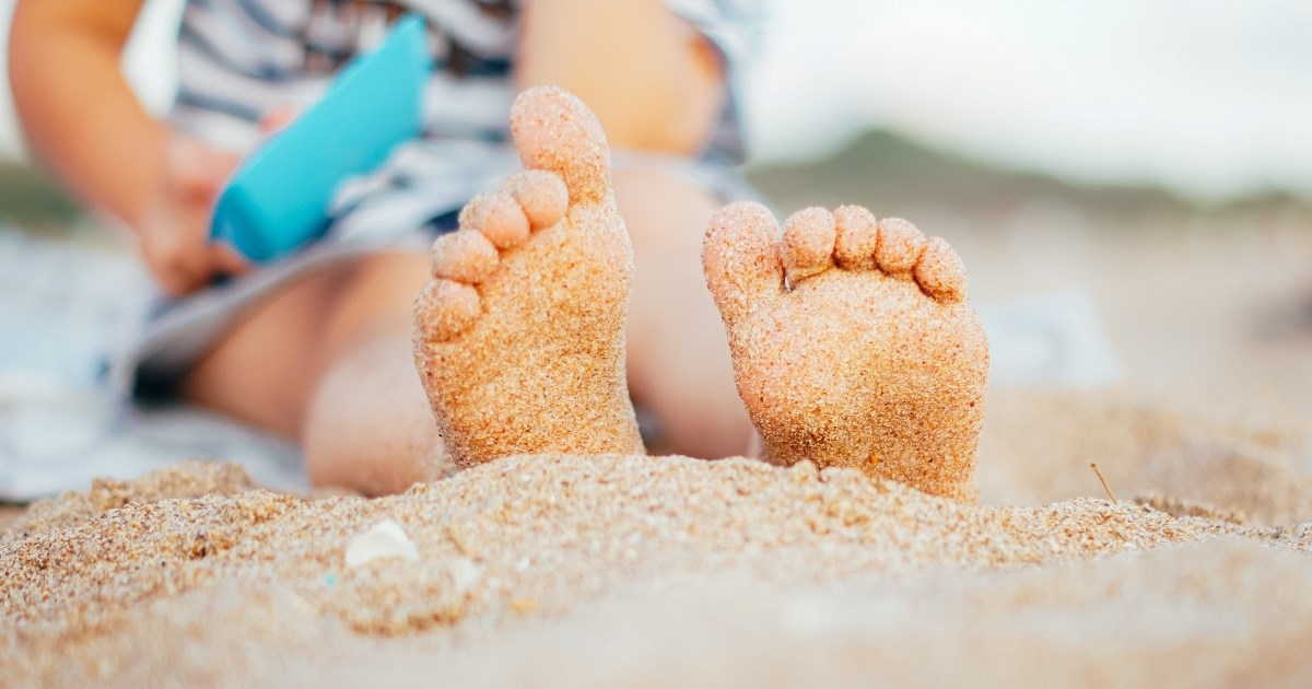 Mama pokazala kako jednostavno skinuti pijesak s dječje kože