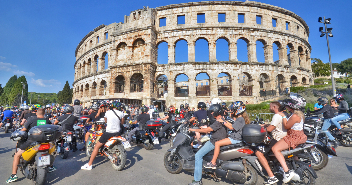 Defile bajkera u Puli privukao pozornost turista
