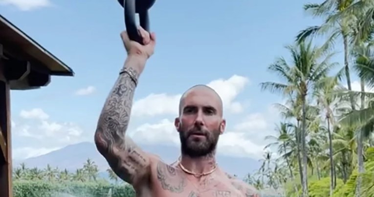 Adam Levine bez majice odradio trening pa zagolicao maštu obožavateljica: “Goriš”