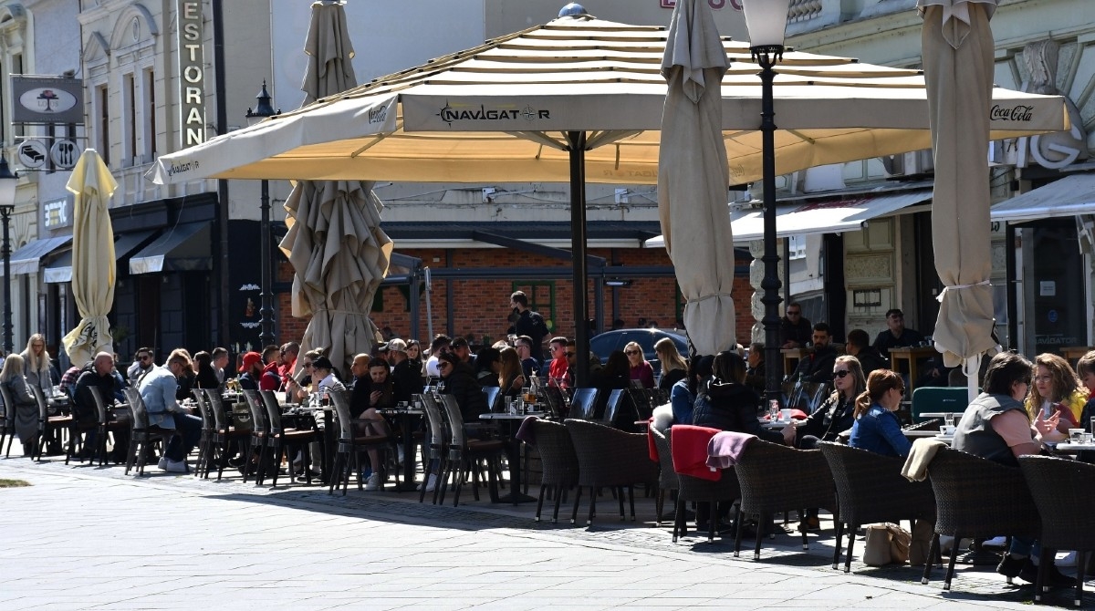 Slavonci danas pohrlili na kavu, pogledajte pune terase kafića