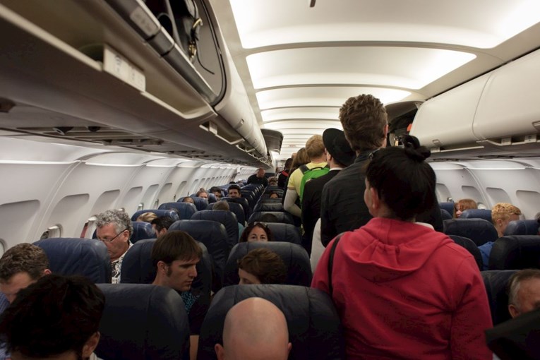 Pijane majka i kći napravile kaos u avionu, 20 ljudi sudjelovalo u tučnjavi