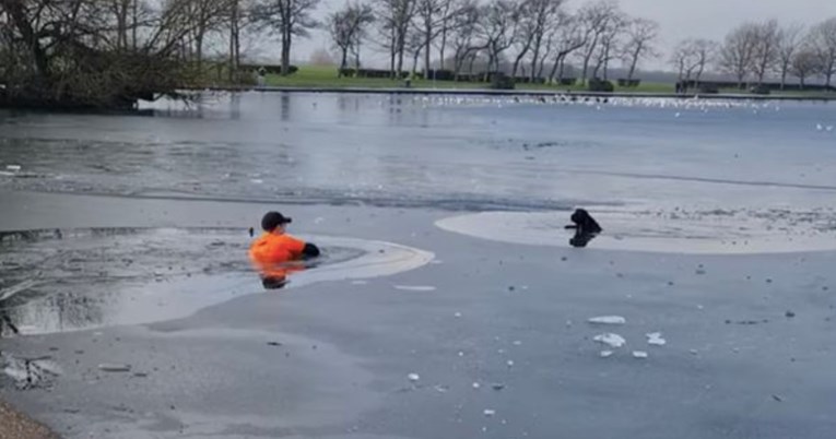 Prolaznik skočio u zaleđeno jezero i spasio psa u nevolji