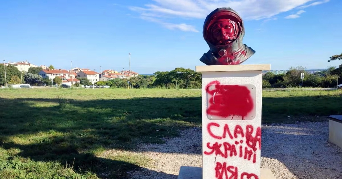 FOTO Na bistu Jurija Gagarina u Puli napisali "Slava Ukrajini"