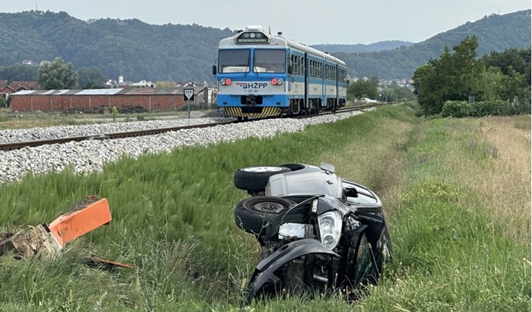 FOTO I VIDEO Teška nesreća u Požegi. Vlak naletio na auto, dvoje ozlijeđenih