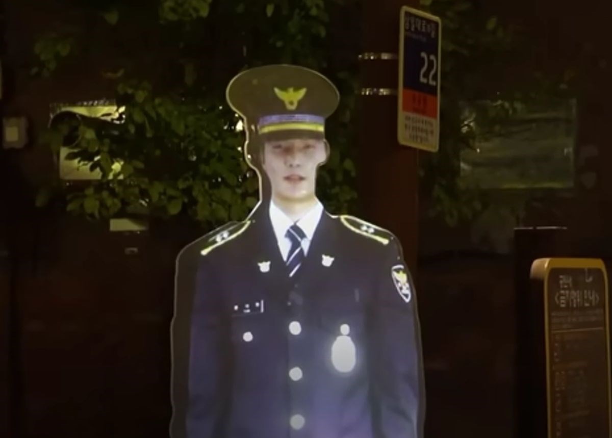 VIDEO Seul u park postavio hologram policajca. Kriminal pao za 22 posto