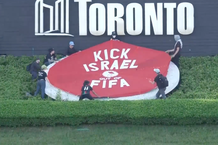 VIDEO Prosvjed navijača prije utakmice BiH u Torontu: "Izbacite Izrael iz FIFA-e"
