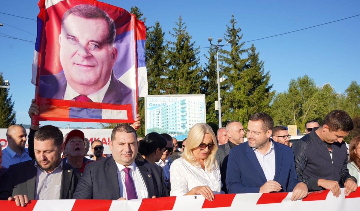 FOTO Prosvjed Dodikovih pristaša, nose slike Putina, snajperisti i policija na ulici