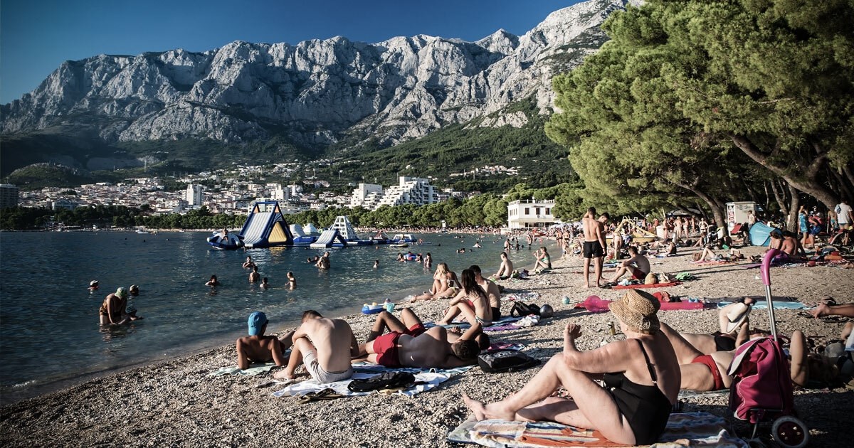 Zaštitari i policija čuvaju plažu u Makarskoj od nasilja i krađa